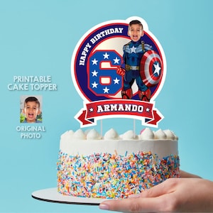Può includere: Una torta di compleanno con un design a spruzzi colorati, sormontata da un cake topper a tema Captain America. Il topper presenta una foto di un bambino, il numero 6 e il nome "Armando". Sono visibili anche le parole "Happy Birthday".