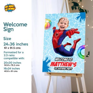 Pu&ograve; includere: Un cartello di benvenuto per una festa di compleanno, con un bambino vestito da Spider-Man su uno sfondo d'acqua blu. Il cartello misura 61 x 91,5 cm e mostra il testo "Welcome to Matthew's 5th Birthday Party".
