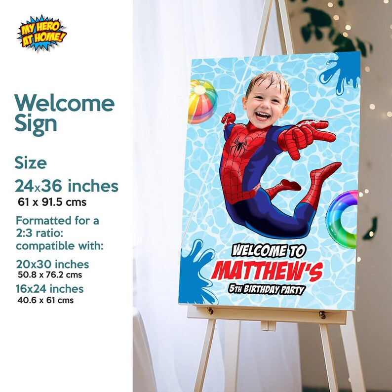 Pu&ograve; includere: Un cartello di benvenuto per una festa di compleanno, con un bambino vestito da Spider-Man su uno sfondo d'acqua blu. Il cartello misura 61 x 91,5 cm e mostra il testo "Welcome to Matthew's 5th Birthday Party".