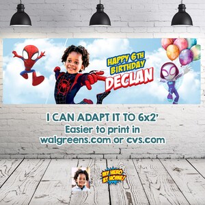 Pu&ograve; includere: Uno striscione di compleanno rettangolare con un bambino in costume da Spider-Man, personaggi di Spider-Man e palloncini colorati su un cielo azzurro. Il testo recita HAPPY 6TH BIRTHDAY DECLAN. Include testo sulle opzioni di stampa 6x2'.