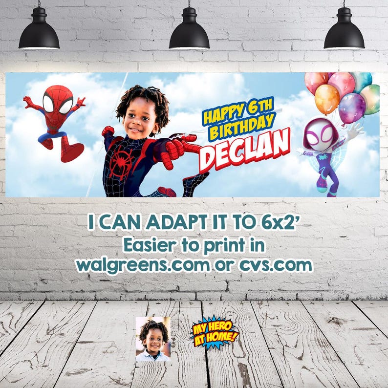 Pu&ograve; includere: Uno striscione di compleanno rettangolare con un bambino in costume da Spider-Man, personaggi di Spider-Man e palloncini colorati su un cielo azzurro. Il testo recita HAPPY 6TH BIRTHDAY DECLAN. Include testo sulle opzioni di stampa 6x2'.