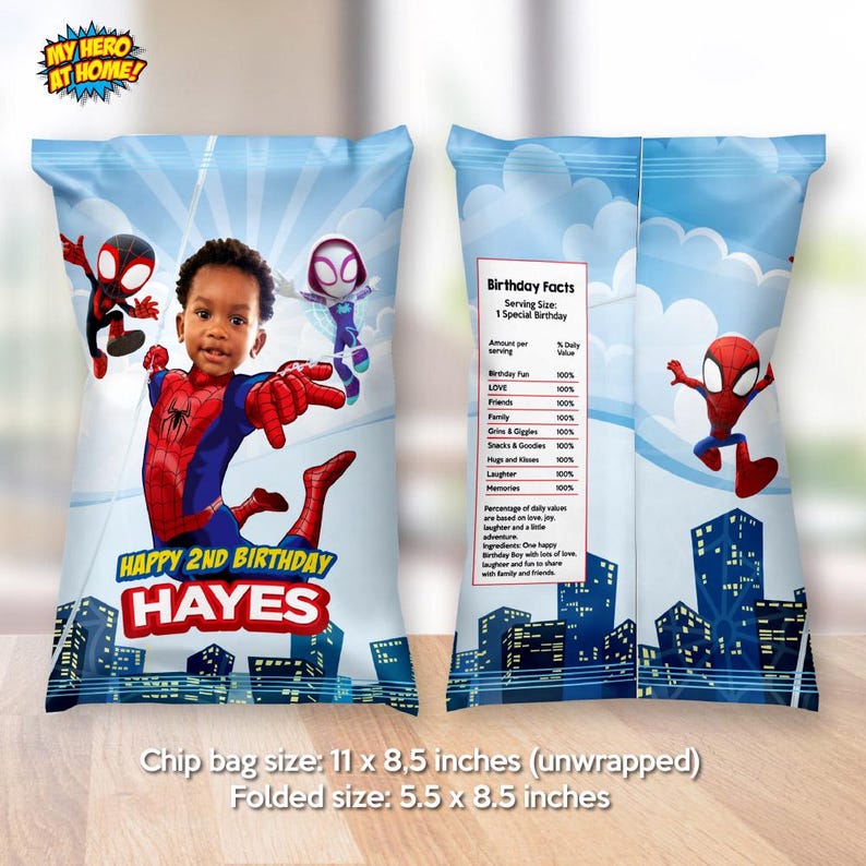 K&ouml;nnte beinhalten: Eine personalisierte Chipst&uuml;te mit Spiderman-Motiv. Die T&uuml;te zeigt ein Foto eines jungen Jungen, der als Spiderman verkleidet ist, sowie weitere Spiderman-Charaktere. Die T&uuml;te ist mit einem blauen und roten Stadtbild im Hintergrund verziert. Der Text "Happy 2nd Birthday Hayes" ist auf der Vorderseite der T&uuml;te aufgedruckt. Die T&uuml;te ist 11 Zoll mal 8,5 Zoll im ausgeklappten Zustand und 5,5 Zoll mal 8,5 Zoll im gefalteten Zustand.