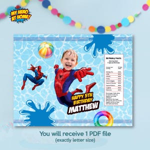 K&ouml;nnte beinhalten: Eine personalisierte Geburtstagseinladung mit einem Kind als Spider-Man. Das Design umfasst einen Pool-Hintergrund, einen Strandball und den Text "Happy 5th Birthday Matthew". Die Einladung ist eine PDF-Datei.