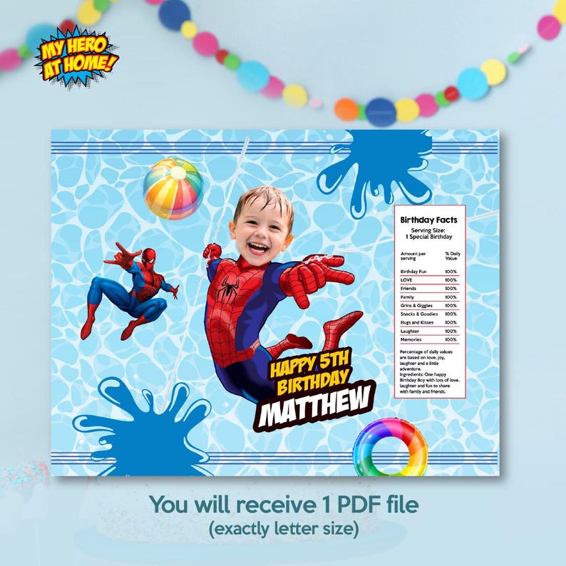 K&ouml;nnte beinhalten: Eine personalisierte Geburtstagseinladung mit einem Kind als Spider-Man. Das Design umfasst einen Pool-Hintergrund, einen Strandball und den Text "Happy 5th Birthday Matthew". Die Einladung ist eine PDF-Datei.