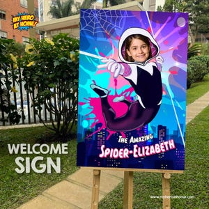 Puede incluir: Un cartel de bienvenida con un recorte de foto de Spider-Gwen, un personaje de superh&eacute;roe con un traje blanco y negro, sobre un fondo azul y morado. El cartel dice "The Amazing Spider-Elizabeth" y "Welcome Sign".