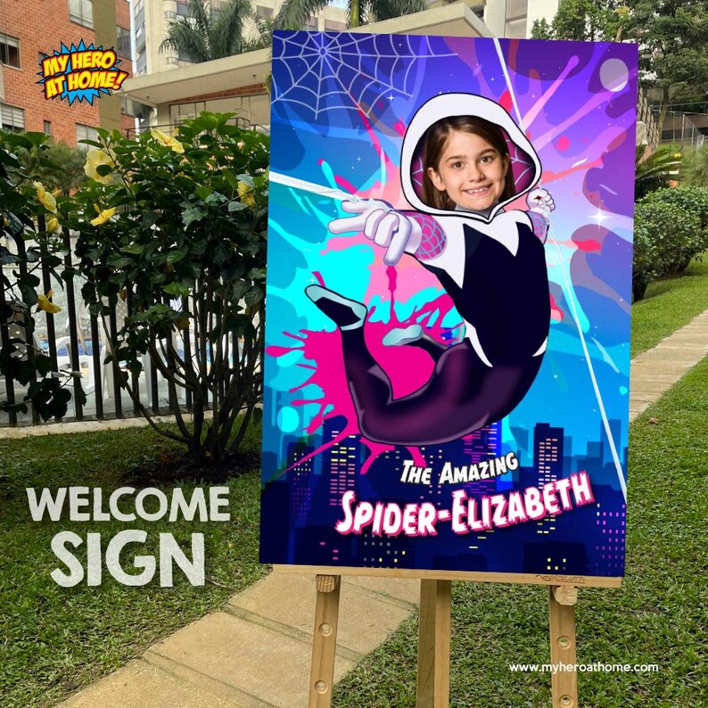 Puede incluir: Un cartel de bienvenida con un recorte de foto de Spider-Gwen, un personaje de superh&eacute;roe con un traje blanco y negro, sobre un fondo azul y morado. El cartel dice "The Amazing Spider-Elizabeth" y "Welcome Sign".