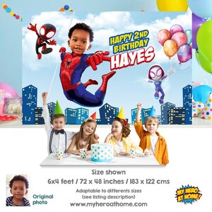 Puede incluir: Un tel&oacute;n de fondo de cumplea&ntilde;os personalizado con los personajes de Spiderman y Spider-Gwen. El tel&oacute;n de fondo es azul con nubes blancas y una ciudad. El texto "Happy 2nd Birthday Hayes" est&aacute; impreso en amarillo y rojo. El tel&oacute;n de fondo mide 6 pies por 4 pies, o 183 cm por 122 cm.