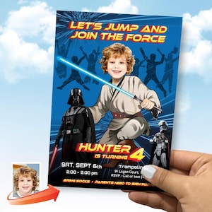 K&ouml;nnte beinhalten: Eine blaue Einladungskarte mit dem Text "LET'S JUMP AND JOIN THE FORCE" und "HUNTER IS TURNING 4". Die Karte zeigt ein Kind als Jedi mit Lichtschwert, Darth Vader und einen Sturmtruppler.