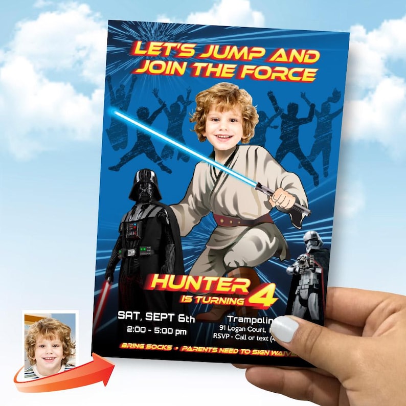 K&ouml;nnte beinhalten: Eine blaue Einladungskarte mit dem Text "LET'S JUMP AND JOIN THE FORCE" und "HUNTER IS TURNING 4". Die Karte zeigt ein Kind als Jedi mit Lichtschwert, Darth Vader und einen Sturmtruppler.