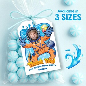 Etichette di ringraziamento per bomboniere a tema "Missione astronauta in piscina" con bambino come protagonista. 2438PTY2