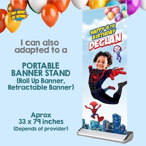 K&ouml;nnte beinhalten: Ein ausziehbarer Bannerst&auml;nder mit Geburtstag-Grafik, die ein Kind im Superheldenkost&uuml;m, Spider-Man und Ghost-Spider vor einer Skyline zeigt. Der Text lautet Happy 6th Birthday Declan. Er misst ungef&auml;hr 84 x 201 cm.