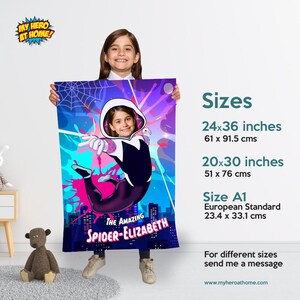 Puede incluir: Un p&oacute;ster personalizado de recorte con una ni&ntilde;a vestida como Spider-Gwen, con un fondo colorido y el texto "The Amazing Spider-Elizabeth". El p&oacute;ster est&aacute; disponible en tres tama&ntilde;os: 24x36 pulgadas, 20x30 pulgadas y tama&ntilde;o A1 (est&aacute;ndar europeo, 23,4 x 33,1 cm).