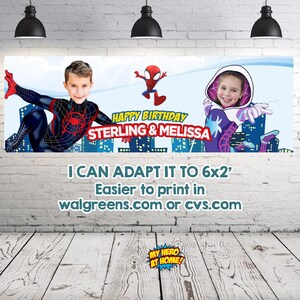 Op de afbeelding: Een gepersonaliseerde verjaardagsbanner met twee kinderen verkleed als Spider-Man-personages. De banner bevat de tekst "HAPPY BIRTHDAY STERLING & MELISSA" en informatie over afdrukken. De achtergrond toont een stadsgezicht.
