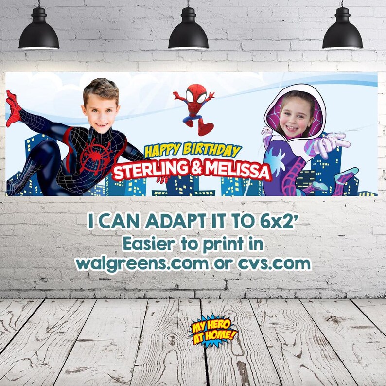 Op de afbeelding: Een gepersonaliseerde verjaardagsbanner met twee kinderen verkleed als Spider-Man-personages. De banner bevat de tekst "HAPPY BIRTHDAY STERLING & MELISSA" en informatie over afdrukken. De achtergrond toont een stadsgezicht.