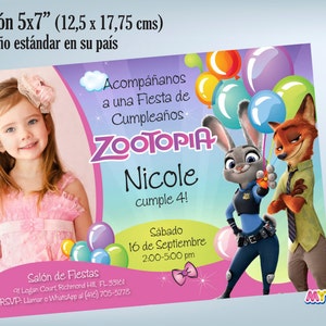 Puede incluir: Una invitaci&oacute;n de cumplea&ntilde;os con tem&aacute;tica de Zootopia, 12,5 x 17,75 cm, con una foto de una ni&ntilde;a y los personajes Judy Hopps y Nick Wilde. La invitaci&oacute;n incluye detalles del evento y el texto "Nicole cumple 4!"