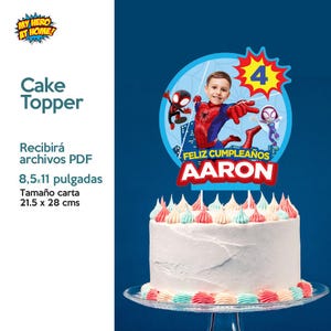 K&ouml;nnte beinhalten: Ein Tortendekor mit einem Spiderman-Charakter auf blauem Hintergrund und dem Text "Feliz Cumplea&ntilde;os Aaron" sowie der Zahl "4".