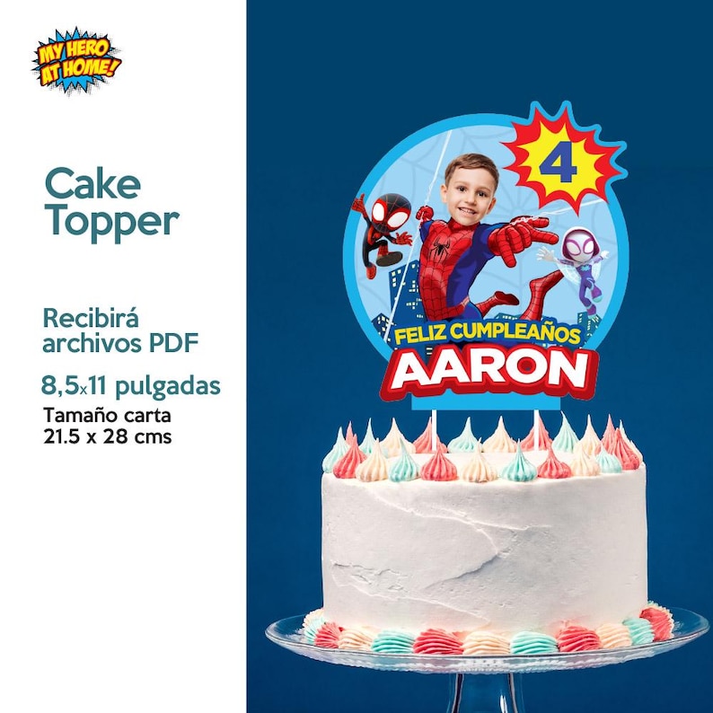 K&ouml;nnte beinhalten: Ein Tortendekor mit einem Spiderman-Charakter auf blauem Hintergrund und dem Text "Feliz Cumplea&ntilde;os Aaron" sowie der Zahl "4".