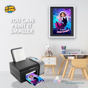 Puede incluir: Una impresora negra con una bandeja de papel blanca y una foto impresa de un ni&ntilde;o vestido de Spider-Man. La foto est&aacute; impresa en una hoja de papel blanca. El texto de la foto dice "The Amazing Spider-Elizabeth".