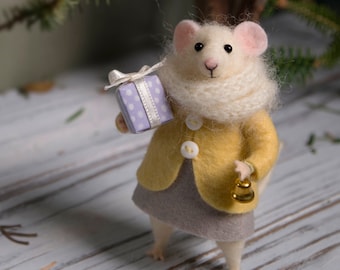 Needle Felted mouse , Woolen mouse  , Mouse with a gift , Art Doll , Waldorf animal , Eco-friendly