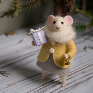 Needle Felted mouse , Woolen mouse  , Mouse with a gift , Art Doll , Waldorf animal , Eco-friendly