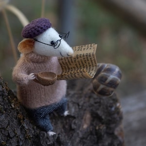 Nadel gefilzte Maus, Wollmaus, Maus mit eine Zeitung, Maus mit eine Tasse Tee, Herbst Dekoration, Kunstpuppe, Umweltfreundlich