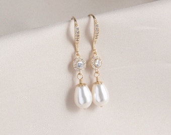 Pearl Jewelry, Gold Wedding Dangle Earrings, Wedding Jewelry for Brides, Pearl Earrings, Long Gold Dangle Earrings, Bridesmaids Earring Gift