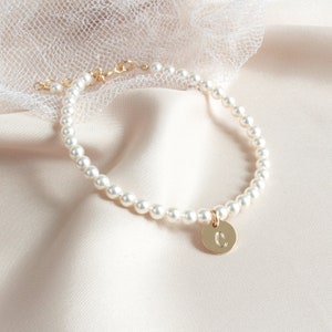 Pearl Bridesmaid Initial Bracelet, White Pearl Wedding Letter Bracelet, Bridal Party Jewelry, Pearl Gold Initial Bracelet, Bridesmaid Gift