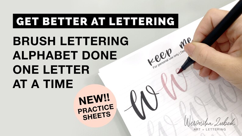 K&ouml;nnte beinhalten: Nahaufnahme einer Hand, die einen schwarzen Pinselstift verwendet, um auf einem Blatt Papier Brush Lettering zu &uuml;ben. Das Papier hat ein Rastermuster und der Text "keep me" steht oben auf der Seite. Der Text "NEW!! PRACTICE SHEETS" befindet sich in einem rosa Kreis unten links im Bild. Der Text "BRUSH LETTERING ALPHABET DONE ONE LETTER AT A TIME" befindet sich oben im Bild.