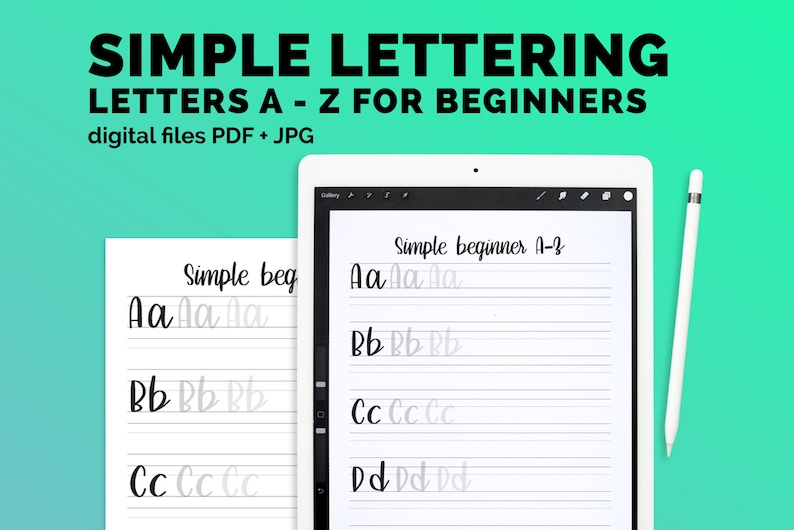 Pu&ograve; includere: Un tablet digitale che mostra un foglio di lavoro per imparare la calligrafia semplice. Il foglio di lavoro mostra le lettere A, B, C e D in scrittura corsiva. Il testo sullo schermo dice "Simple beginner A-z".