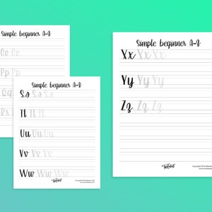 Pu&ograve; includere: Tre fogli di lavoro stampabili per esercitarsi nella scrittura corsiva. Ogni foglio presenta un diverso set di lettere dell'alfabeto, con il titolo "Simple beginner A-Z" in alto.