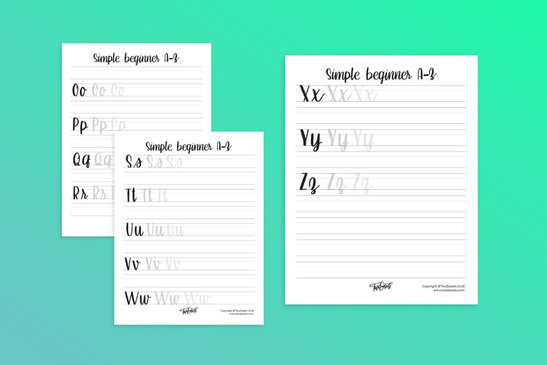 Pu&ograve; includere: Tre fogli di lavoro stampabili per esercitarsi nella scrittura corsiva. Ogni foglio presenta un diverso set di lettere dell'alfabeto, con il titolo "Simple beginner A-Z" in alto.