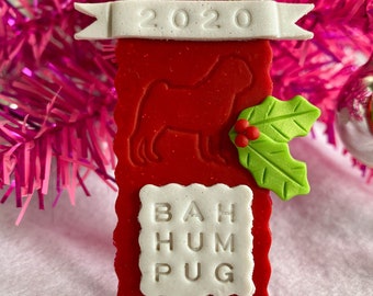 Bah Hum Pug Mini Christmas Plaque – Bah Humbug 2023 Christmas Ornament – Fun Gift Tag or Stocking Name Tag – Funny Pug Saying Sign