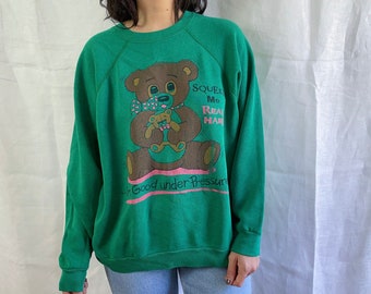Sudadera vintage de oso de los 80 // Apriétame fuerte, soy bueno bajo presión // Manga larga con estampado de los 90 / Cuello redondo suave y cómodo, verde y colorido