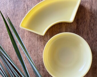 Mid Century Milk Glass Snack Bowls // Retro Vintage Serving Dishes // Divided Tray Set // 60s 70s // Yellow // Circular Art Deco