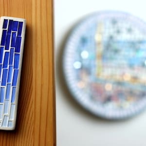 Mezuzah, custodia blu per mezuzah, regalo ebraico, matrimonio ebraico e inaugurazione della casa ebraica, mezuzah in mosaico, Judaica, regalo per le feste ebraiche, artista israeliano