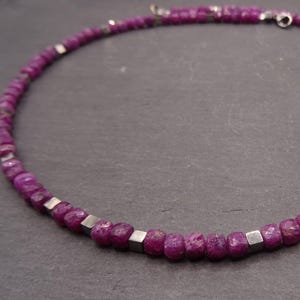 Collar de rubíes con cubos facetados, cubos de hematita y cierre de mosquetón. Pieza única hecha a mano con amor y pasión.