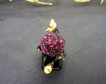 Ring Rose with rhodolite in blackened sterling silver partially plated with 585 yellow gold