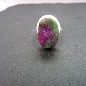 Ring Rubin im Zoisit roh Natur oval in 925er Sterlingsilber Handarbeit Einzelstück Esotherik