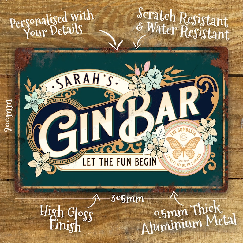 Pu&ograve; includere: Un cartello in metallo personalizzato con sfondo verde acqua e dettagli dorati. Il cartello dice "Sarah's Gin Bar Let The Fun Begin" con un design a farfalla e fiori. Il cartello misura 30,5 cm per 20 cm ed &egrave; realizzato in alluminio spesso 0,5 mm.