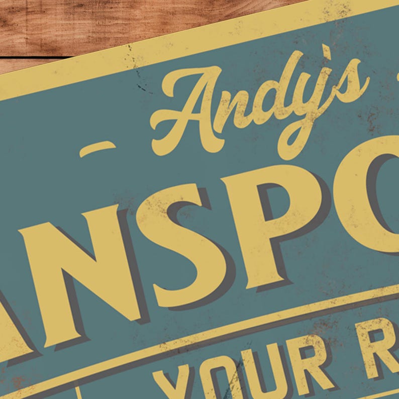 Op de afbeelding: Een vintage-stijl bord met een verweerde blauwe achtergrond en gele tekst. Het bord luidt "Andy's Transport - Your Ride".