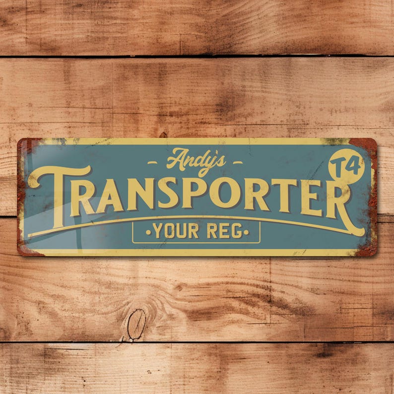 Op de afbeelding: Een roestig blauw en geel metalen bord met de tekst "Andy's Transporter" en het nummer "T4" in een cirkel. Het bord heeft een vintage uitstraling en zegt "Your Reg."