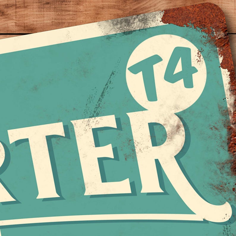 Op de afbeelding: Een tealblauw metalen bord met witte letters die "T4" in een cirkel en "RTER" eronder lezen. Het bord heeft een verweerde, vintage uitstraling met roestvlekken.