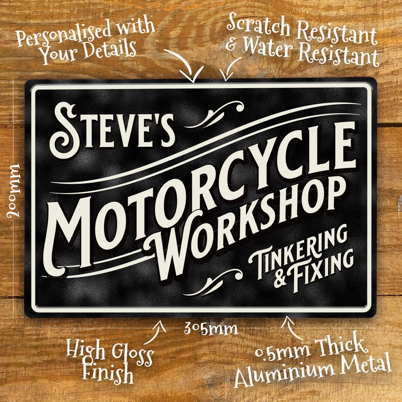 Puede incluir: Letrero met&aacute;lico en blanco y negro que dice "Steve's Motorcycle Workshop" con las palabras "Tinkering & Fixing". El letrero mide 20 cm x 30,5 cm y est&aacute; hecho de metal de aluminio de 0,5 mm de espesor con un acabado brillante.