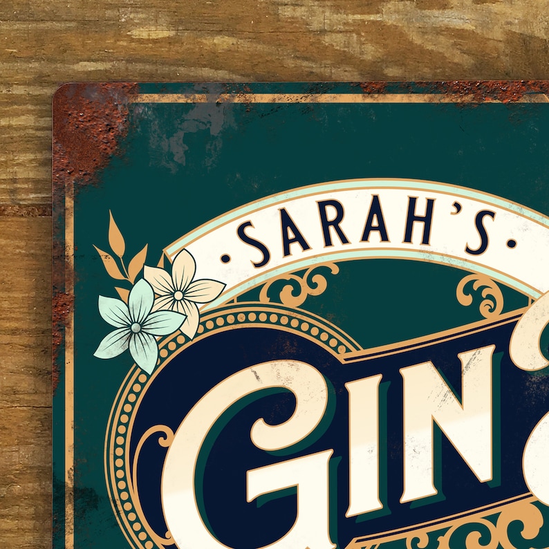 Pu&ograve; includere: Un cartello in metallo in stile vintage con sfondo verde e dettagli dorati. Il cartello presenta il testo "SARAH'S GIN" in un font decorativo. Il cartello &egrave; invecchiato per dargli un aspetto rustico.