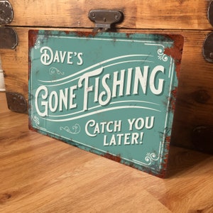 Personalisiertes Gone Fischen Vintage Metallschild Fischer Dekorative Retro Aluminium Fischschuppen Plakette Dads, Herren Hobby Geschenk 200 mm x 305 mm