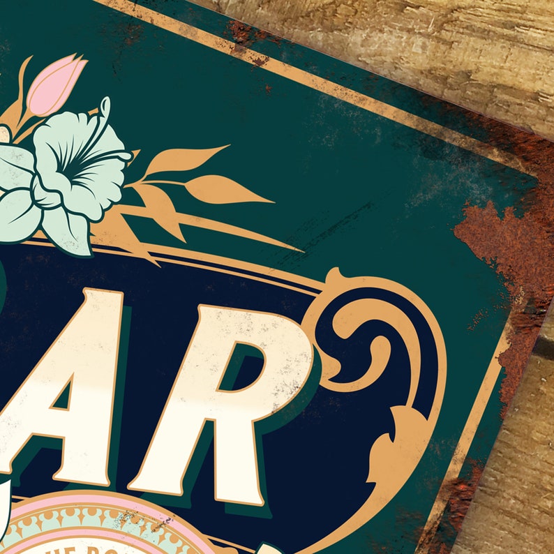 Pu&ograve; includere: Un cartello in metallo in stile vintage con sfondo verde e dettagli dorati. Il cartello presenta la parola "BAR" in lettere bianche con un motivo floreale decorativo in alto.