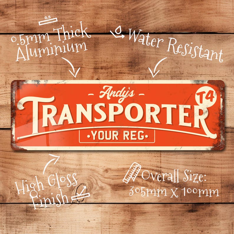 Op de afbeelding: Een rood en wit metalen bord met de tekst "Andy's Transporter - Your Reg." en het nummer "T4" in een witte cirkel. Het bord is 30,5 cm bij 10 cm en is gemaakt van 0,5 mm dik aluminium. Het heeft een hoogglans afwerking en is waterbestendig.