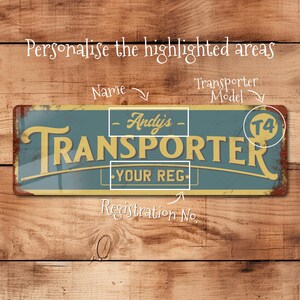 Op de afbeelding: Een blauw en geel metalen bord met de tekst "TRANSPORTER" in grote gele letters. Het bord bevat ook de tekst "Andy's" en "YOUR REG." in kleinere gele letters. Het bord heeft een roestige uitstraling en een cirkel met het nummer "14" erin.