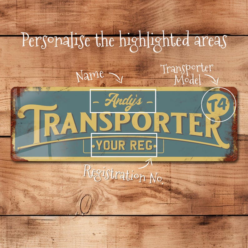 Op de afbeelding: Een blauw en geel metalen bord met de tekst "TRANSPORTER" in grote gele letters. Het bord bevat ook de tekst "Andy's" en "YOUR REG." in kleinere gele letters. Het bord heeft een roestige uitstraling en een cirkel met het nummer "14" erin.