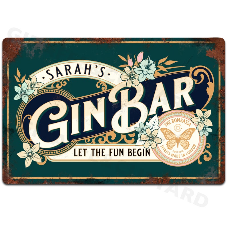 Pu&ograve; includere: Un cartello in metallo in stile vintage con sfondo verde e texture rugginosa. Il cartello presenta il testo "SARAH'S. GIN BAR LET THE FUN BEGIN" in un font decorativo. Il cartello &egrave; adornato con disegni floreali e un logo a forma di farfalla con il testo "THE BOMBASSA SPIRITS MADE IN LONDON SINCE 1994."